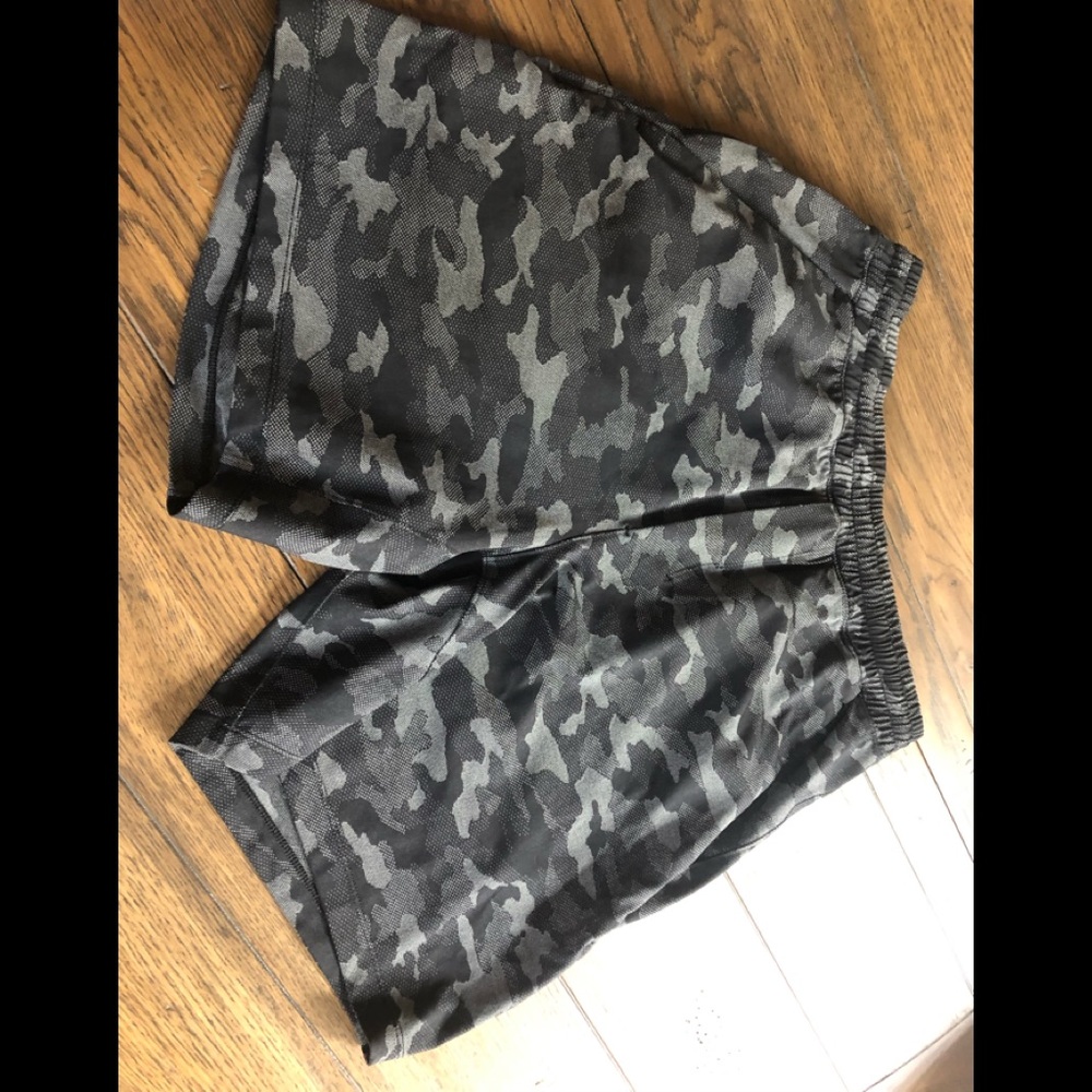 Men’s Lululemon PaceBreaker 7 in liner-less shorts